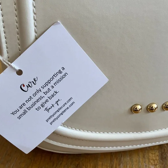 Chic White Crossbody Bag with Gold Accents - Picture 4 of 8